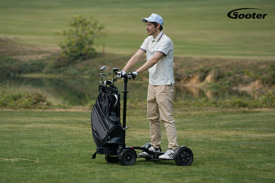 Golfer steht auf dem GOOTER E-CadPro auf dem Fairway