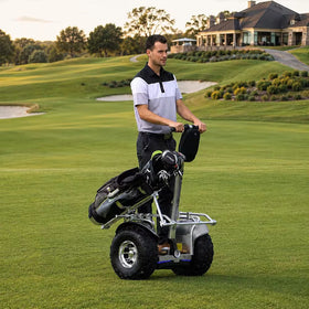 GOOTER BalancePro elektrischer Golf-Scooter auf dem Fairway mit Golfer und Golfbag