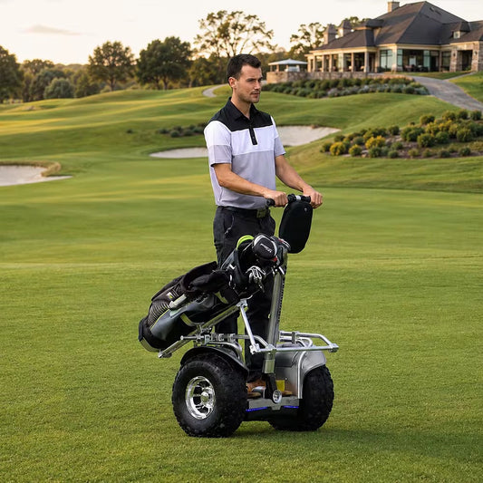 GOOTER BalancePro elektrischer Golf-Scooter auf dem Fairway mit Golfer und Golfbag