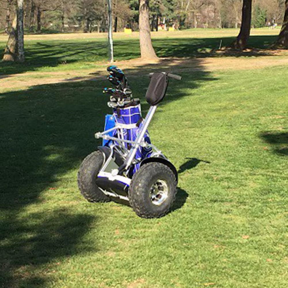 GOOTER BalancePro auf der Golfanlage mit befestigtem Golfbag als Golfcart-Alternative