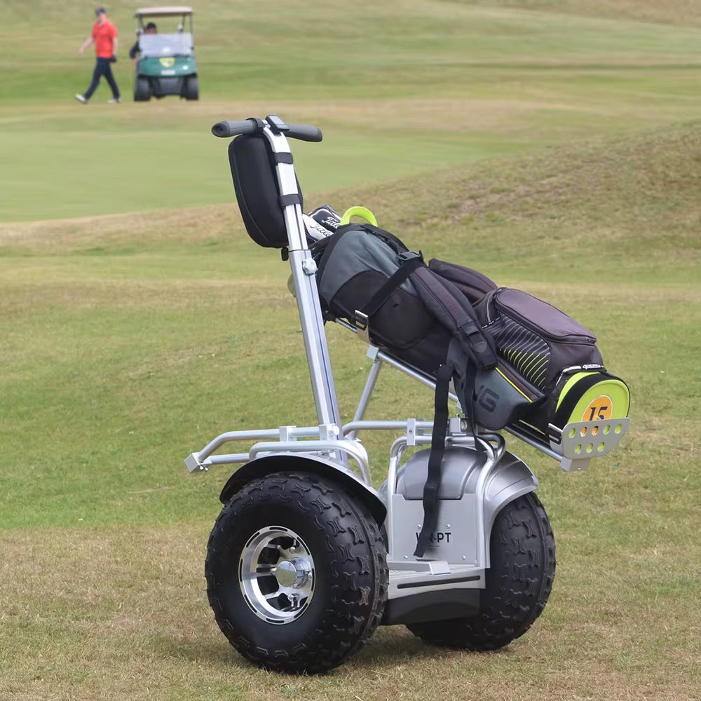 GOOTER BalancePro auf parkartigem Golfplatz mit montiertem Golfbag