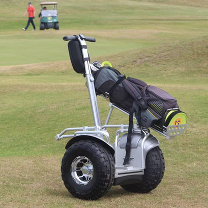 GOOTER BalancePro auf parkartigem Golfplatz mit montiertem Golfbag