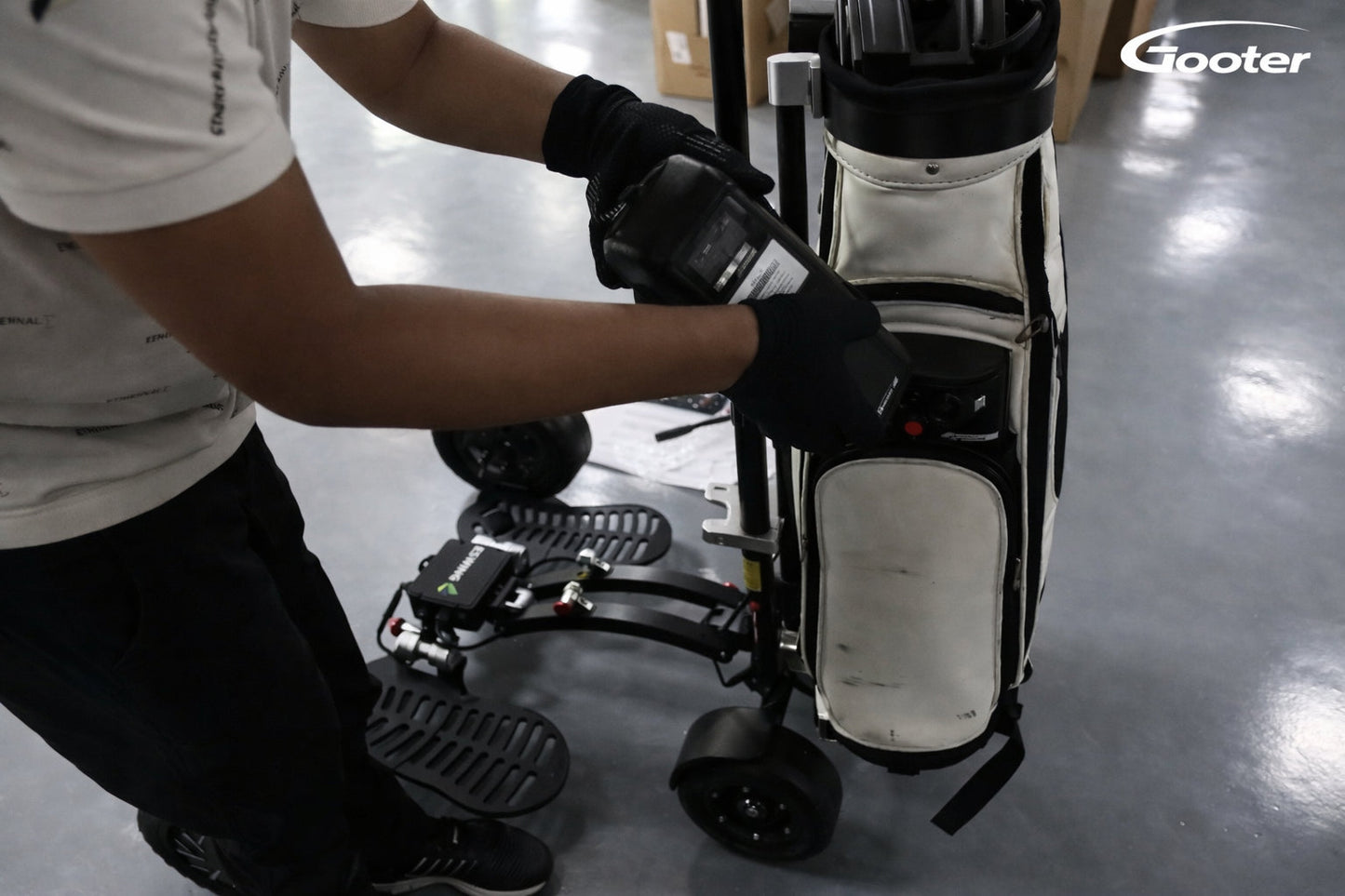Person befestigt das Golfbag am GOOTER E-CadPro