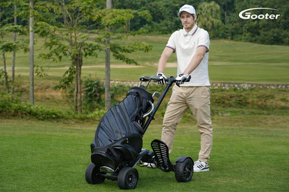 Golfer fährt mit dem GOOTER E-CadPro über den Golfplatz