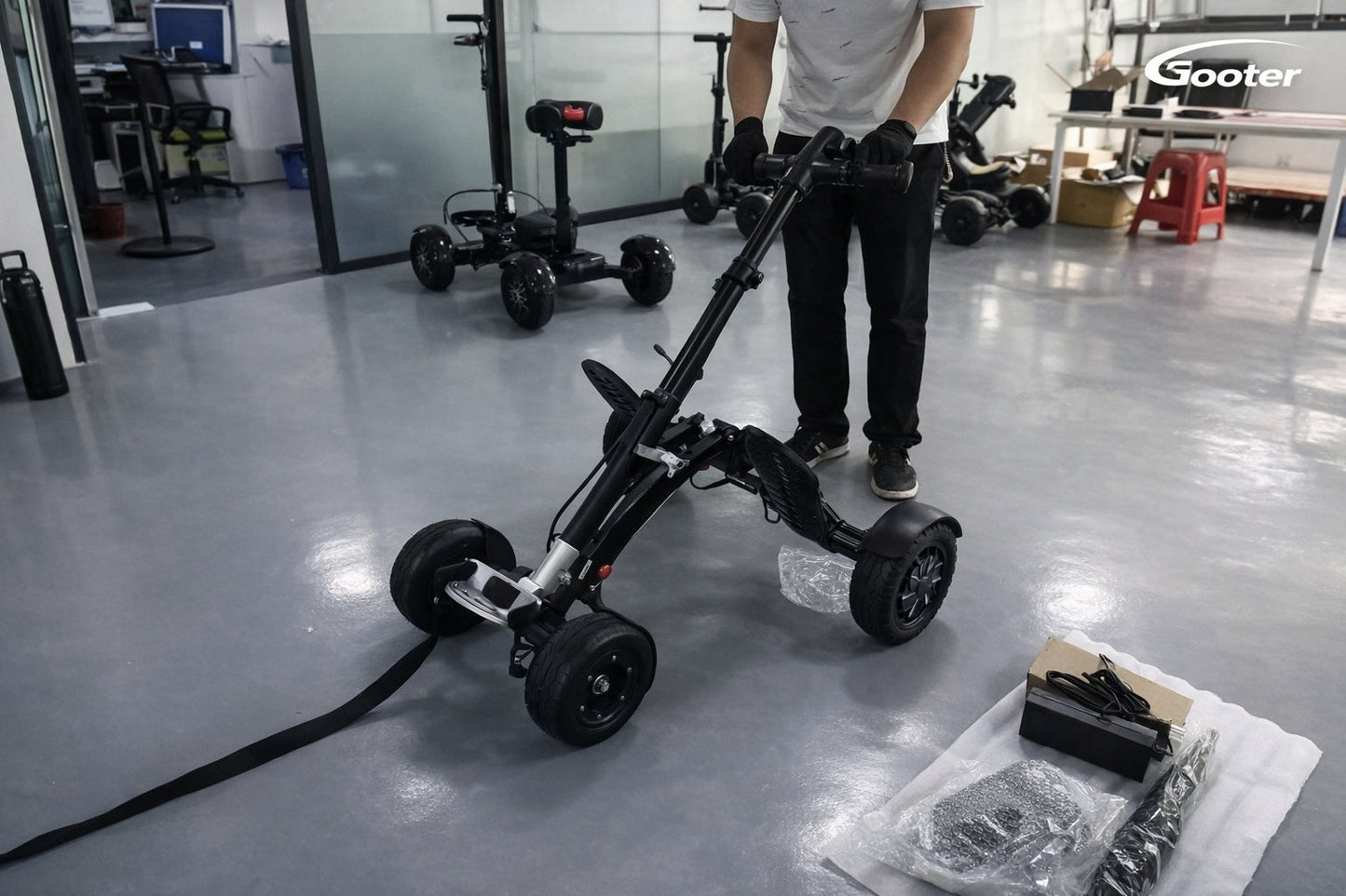 Person steht neben dem GOOTER E-CadPro im Showroom