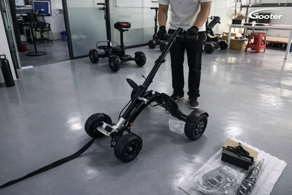 Person steht neben dem GOOTER E-CadPro im Showroom