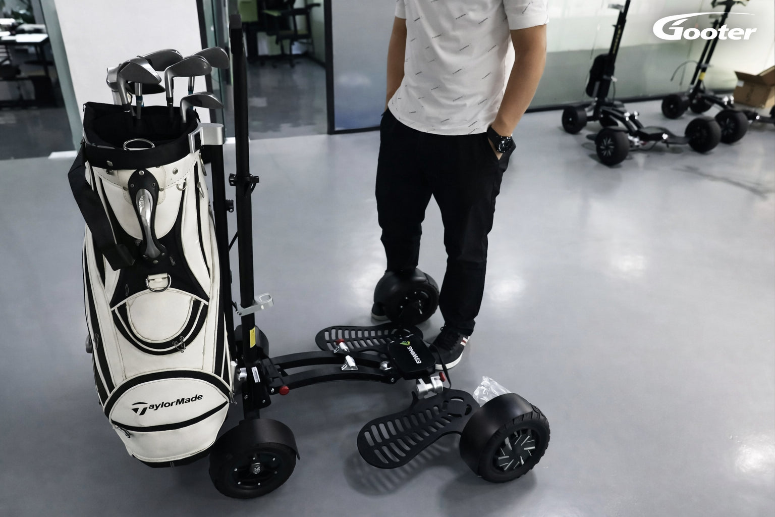 GOOTER E-CadPro mit Golfbag im Innenbereich