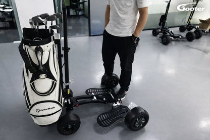 GOOTER E-CadPro mit Golfbag im Innenbereich