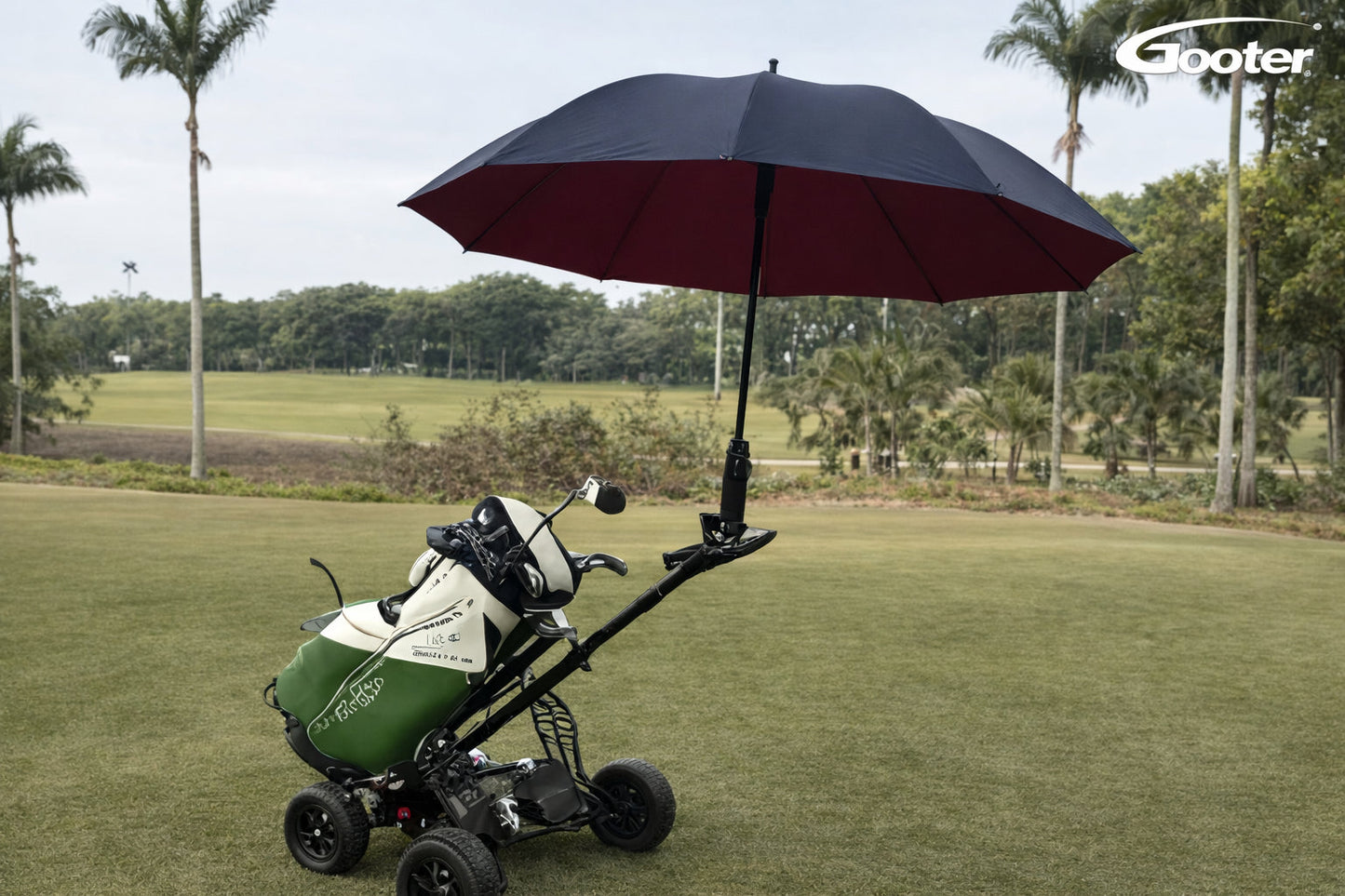 GOOTER E-CadPro mit Golfbag und Sonnenschirm auf dem Platz