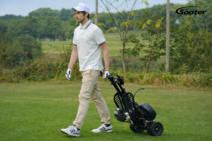 Golfer läuft neben dem GOOTER E-CadPro auf dem Fairway