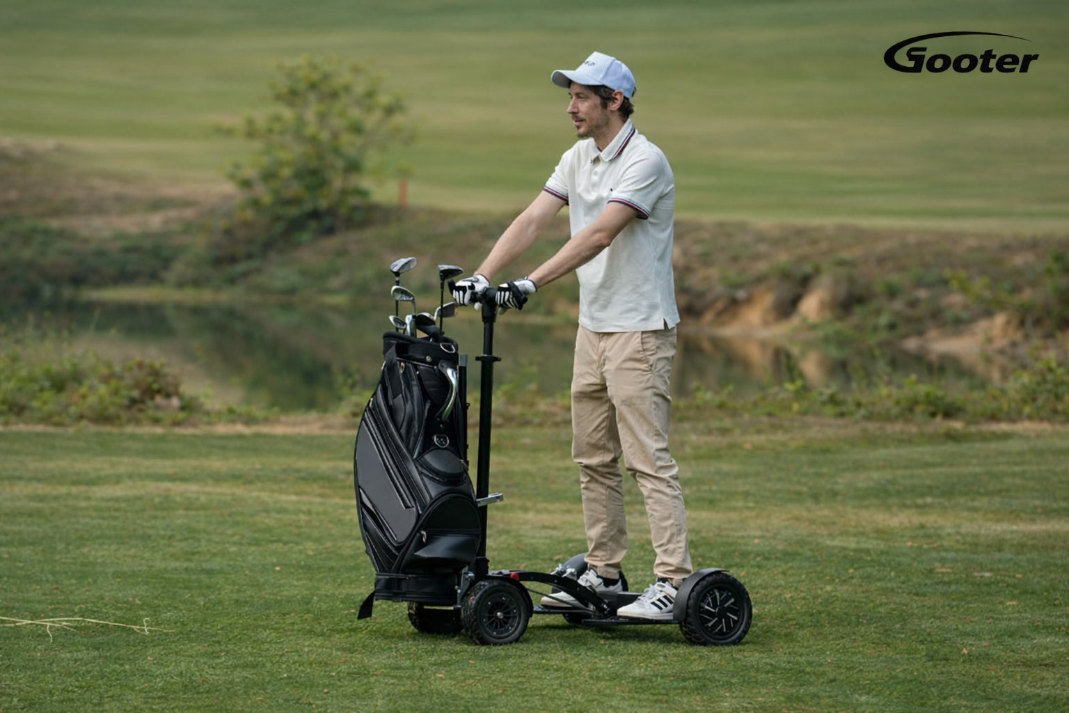 Golfer steht auf dem GOOTER E-CadPro auf dem Fairway