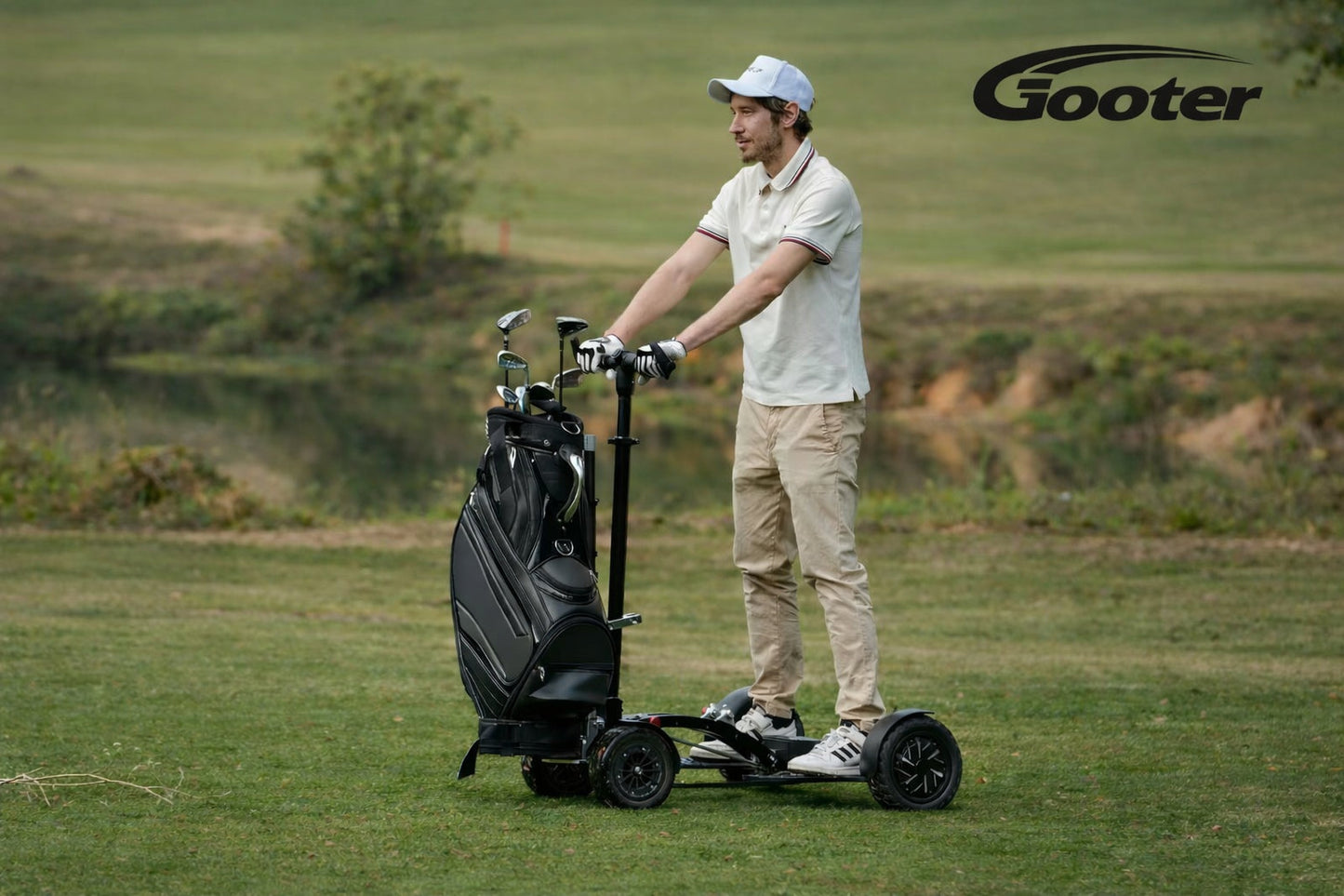 Golfer steht auf dem GOOTER E-CadPro auf dem Fairway, zweite Ansicht