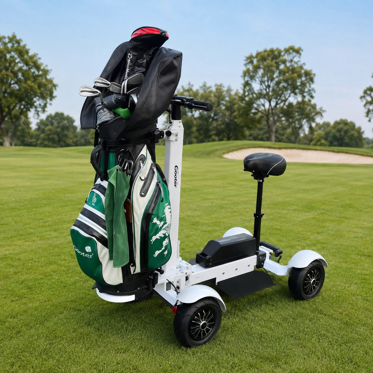 GOOTER Ecad SeatStand 3.0 – elektrischer 4-Rad-Golf-Scooter mit Sitz und Golfbag auf dem Golfplatz